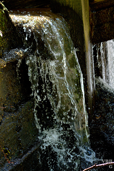 Photo closeup of small waterfall