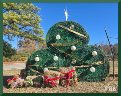 Photo of a Christmas tree made from hay rolls