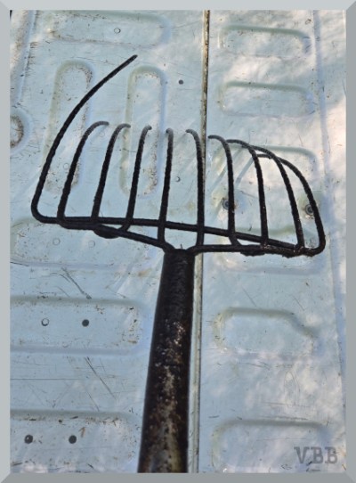 Photo a pitchfork with one bent tine.