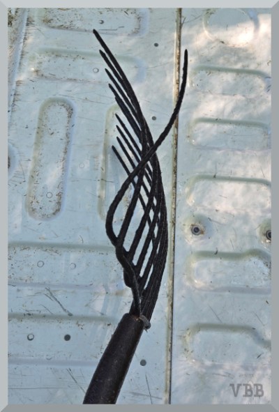 Photo a pitchfork with one bent tine.
